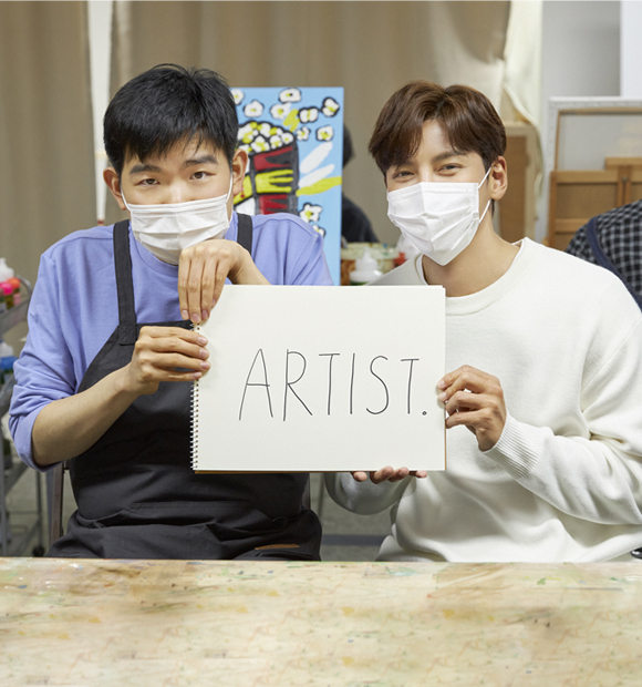 배우 지창욱은 장애인에 대한 편견을 넘어 장애인과 비장애인을 연결하는 다리(Bridge)가 되기 위해 ‘브릿지온 아르떼’와 특별한 시간을 함께 하며 <I’M AN ARTIST> 캠페인에 참여하였습니다.