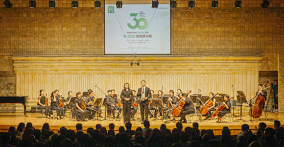 다사다난했던 20년을 양분 삼아 더욱 생생한 무대로 돌아온 제20회 밀알콘서트, 그 감동의 현장으로 초대합니다.