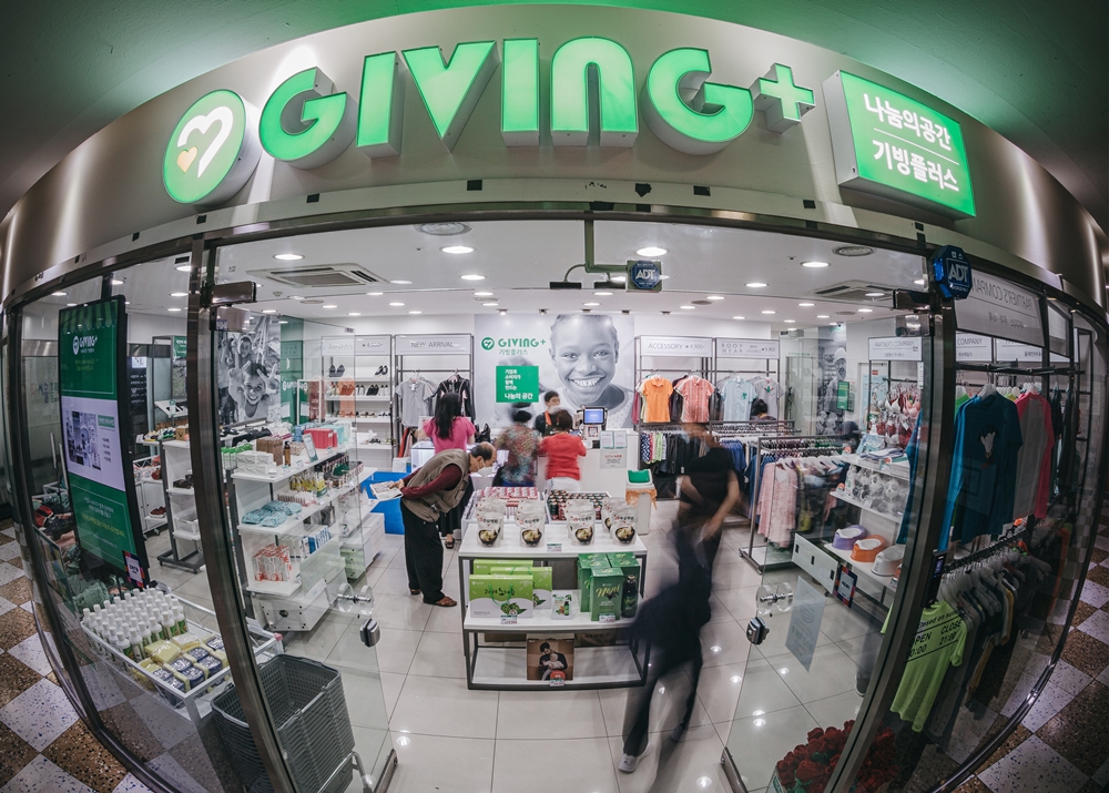 21일(화) 서울 지하철 5호선 답십리역사에 기업의 재고상품을 기부받아 판매하는 기빙플러스가 오픈했다..jpg