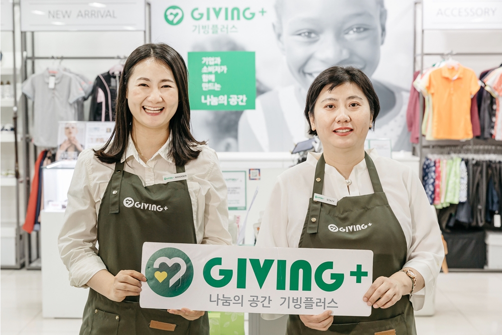 21일(화) 기빙플러스 답십리역점에서 비장애직원과 장애직원이 기념촬영을 하고 있다.jpg