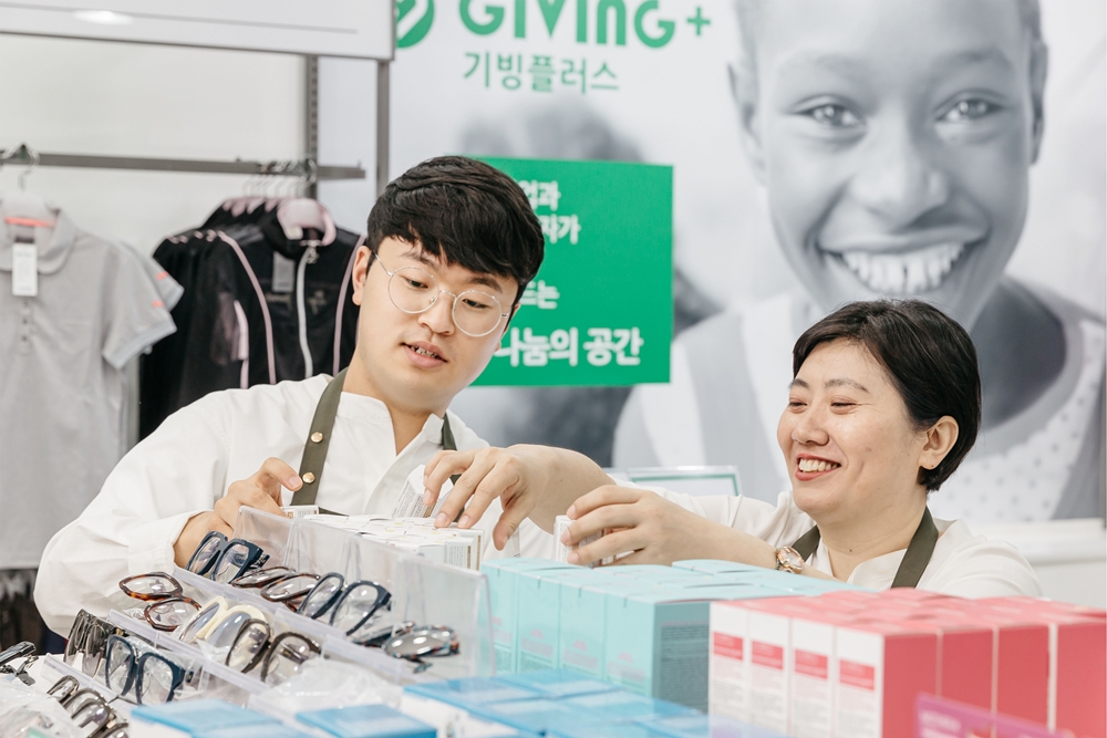 21일(화) 기빙플러스 답십리역점에서 비장애직원과 장애직원이 함께 판매상품을 진열하고 있다..jpg