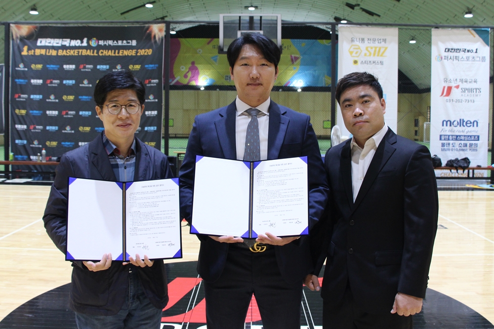 (왼쪽부터) 밀알복지재단 박흥재 경기지부장, 퍼시픽스포츠그룹 이성진 대표, 퍼시픽스포츠그룹 강철 부원장.JPG