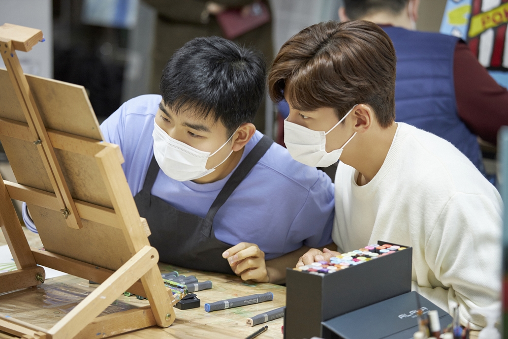 지창욱이 발달장애인 황진호 작가와 함께 그림을 그리고 있다.jpg