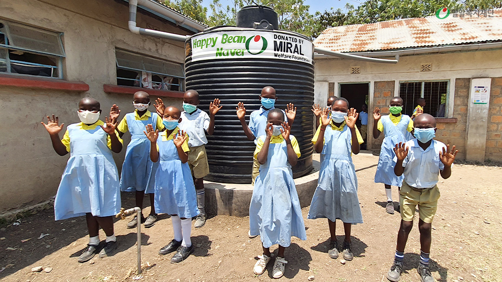 환하게-인사하는-케냐-아이들.jpg