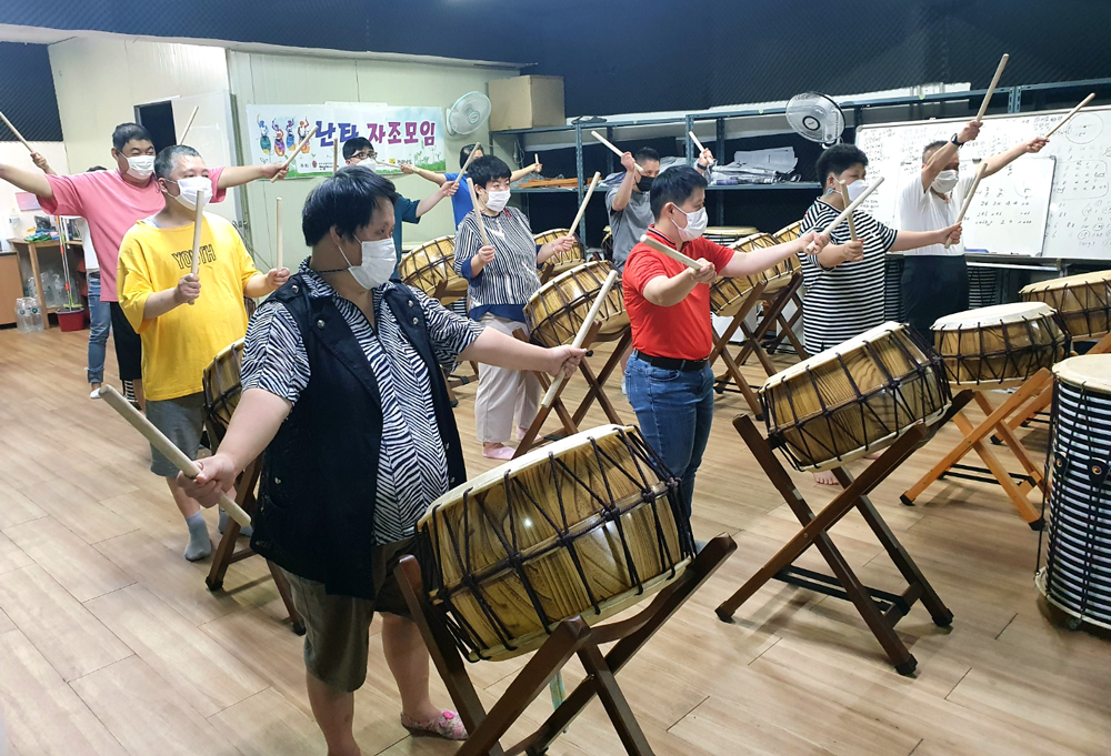 다솜누리장애인주간보호센터 행복한동행 예술로 난타교실 진행