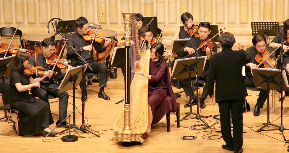하피스트 권민영이 제20회 밀알콘서트에서 연주를 하고 있다..jpg