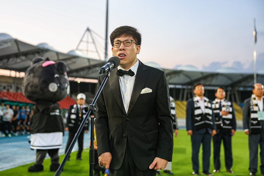 지난 6월 11일 성남FC-서울이랜드FC와의 경기에서 성남FC 초청으로 애국가 제창 중인 박모세 밀알복지재단 홍보대사..jpg