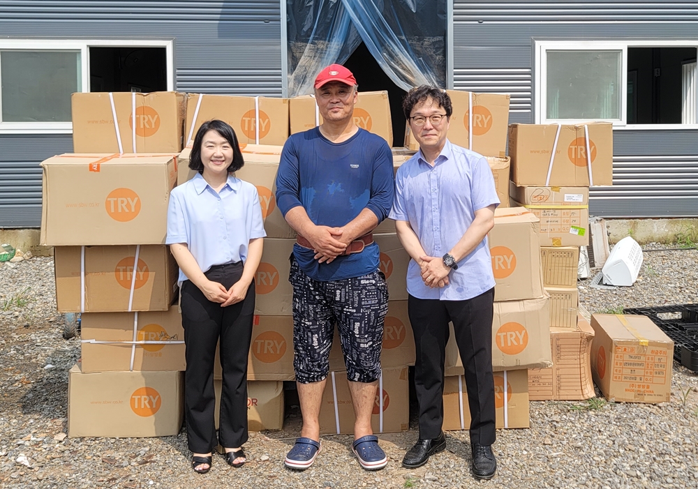 (왼쪽부터) 밀알복지재단 이영신 대전충청지부장, 양의문순복음교회 강정희 목사, 밀알복지재단 이현희 간사.jpg