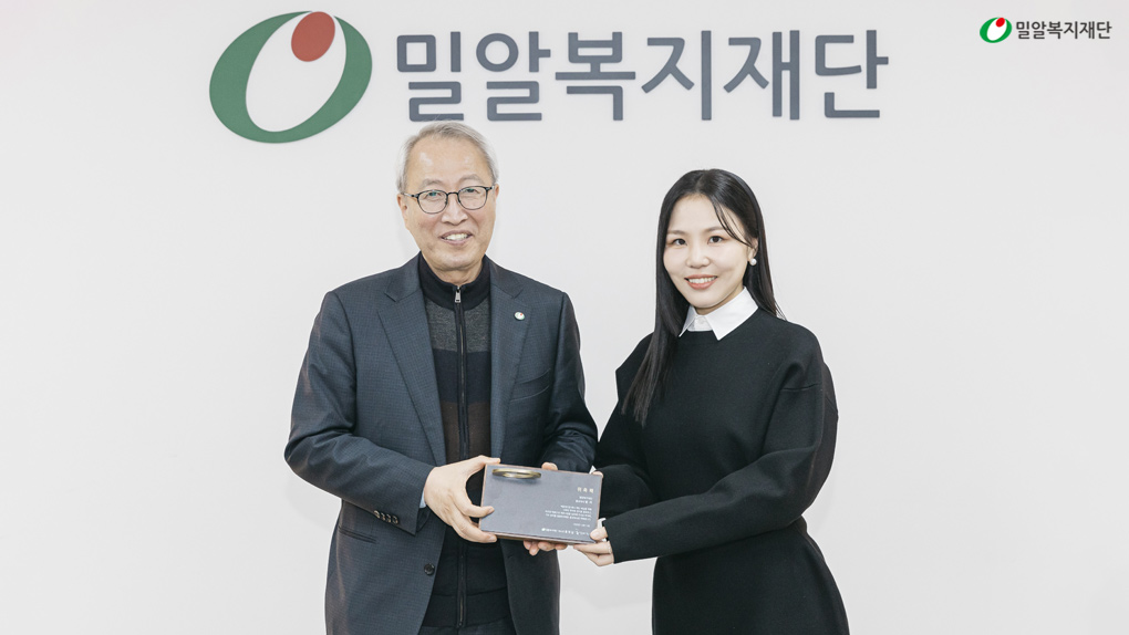 홍보대사 위촉식, 좌-정형석 상임대표, 우-가수 알리.jpg