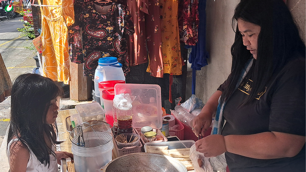 이웃을 대상으로 간식거리를 판매하는 Joanne.png