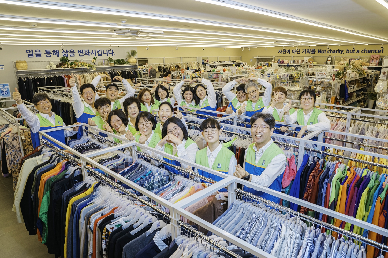 굿윌스토어 장애인, 비장애인 직원들.jpg