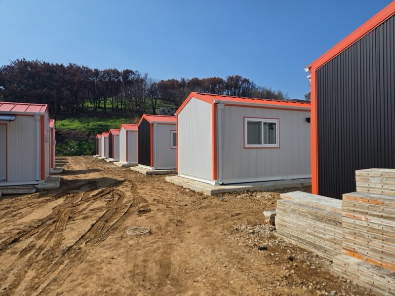 롯데정밀화학 경북 영덕군 산불 피해 전소 가구 지원 캠페인.jpg