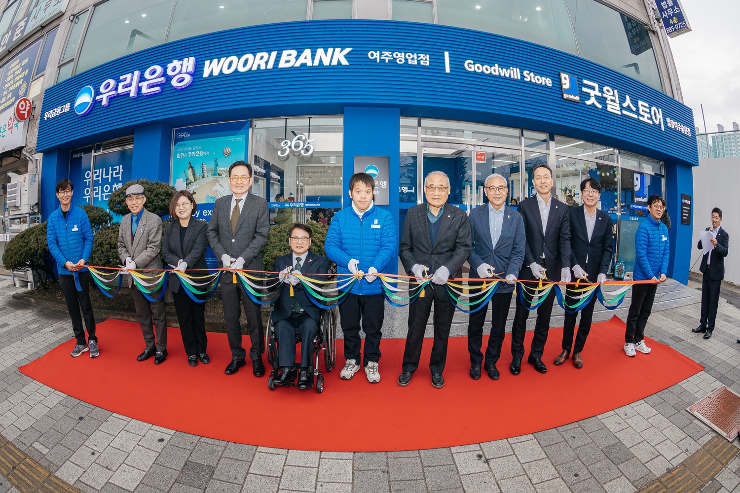 굿윌스토어 밀알여주흥문점은 첫 혁신 점포로, 우리은행 출장소가 축소돼 발생한 공간에 입점했다..jpg