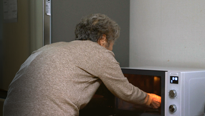 허기와 외로움으로 채우는 한상 1