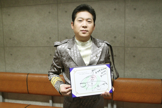 가수 박상철, 회색리본달고 노래하다!