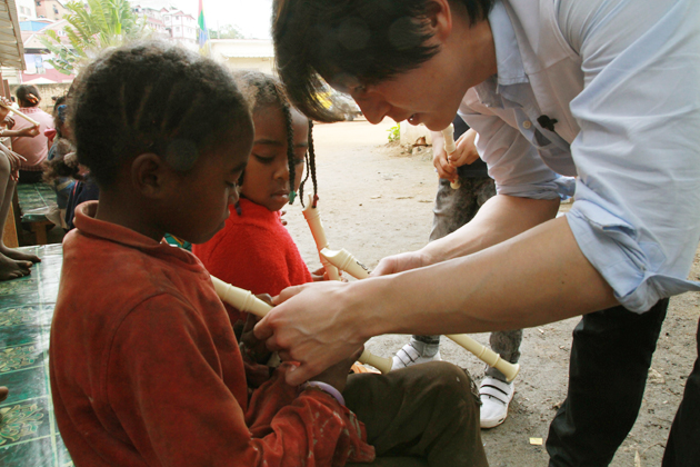 배우 류수영, 밀알복지재단 이동진료팀에 말라리아 테스트키트 기부